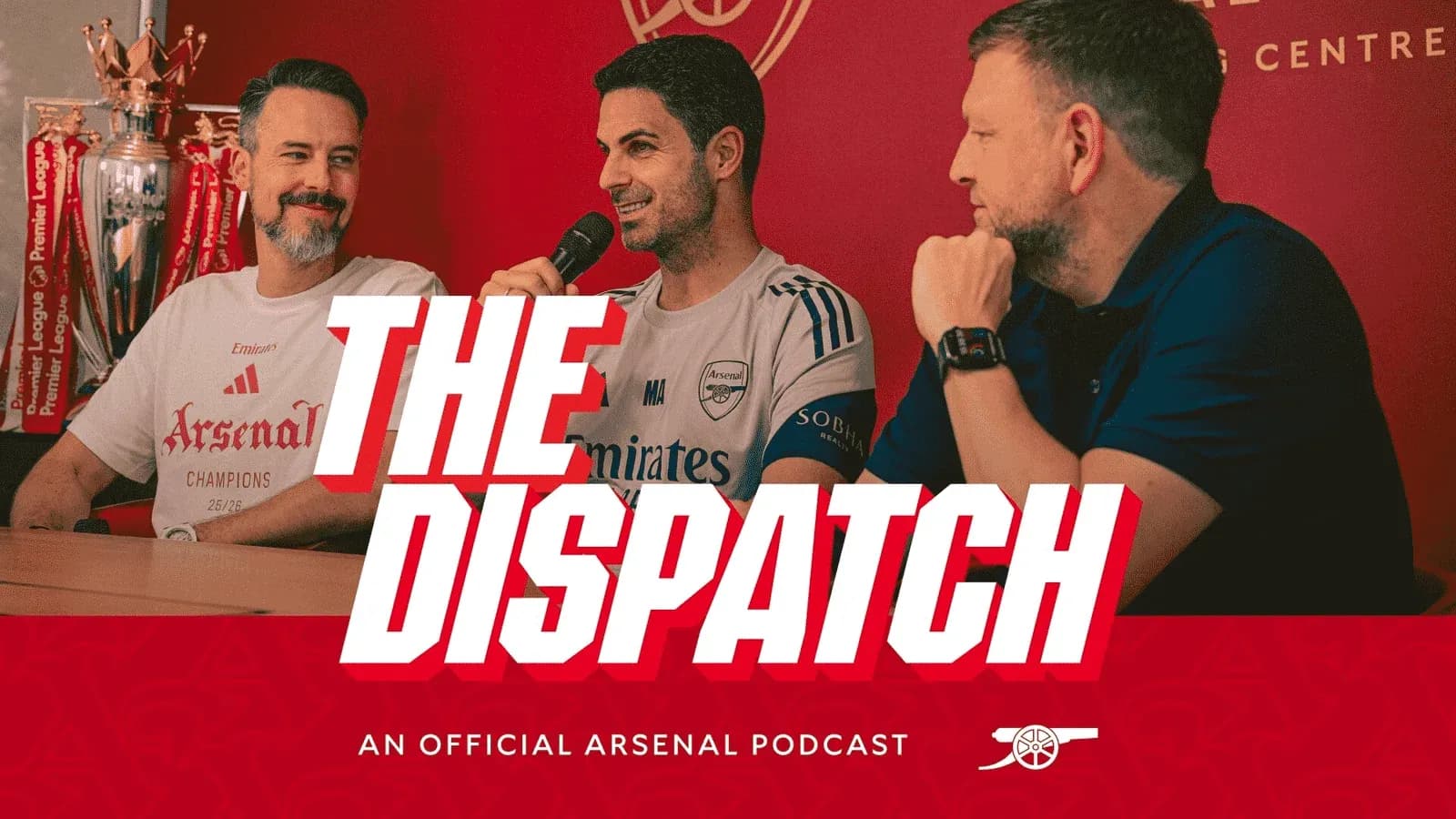 Tres personas en un podcast oficial de Arsenal
