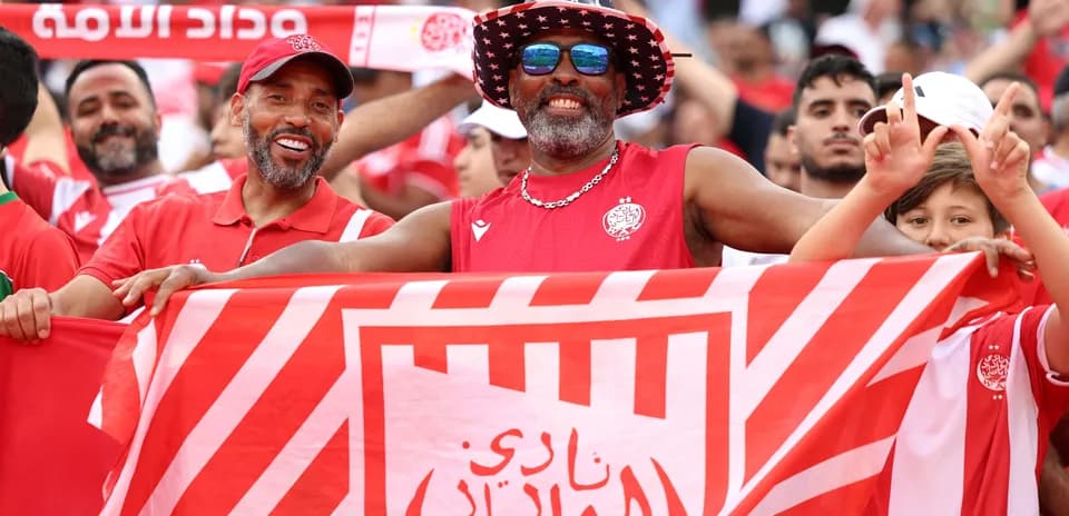 Aficionados de Wydad Casablanca celebrando con banderas