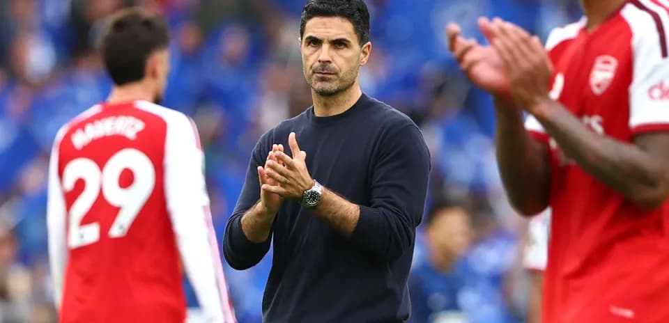 Entrenador de Arsenal aplaudiendo en el campo