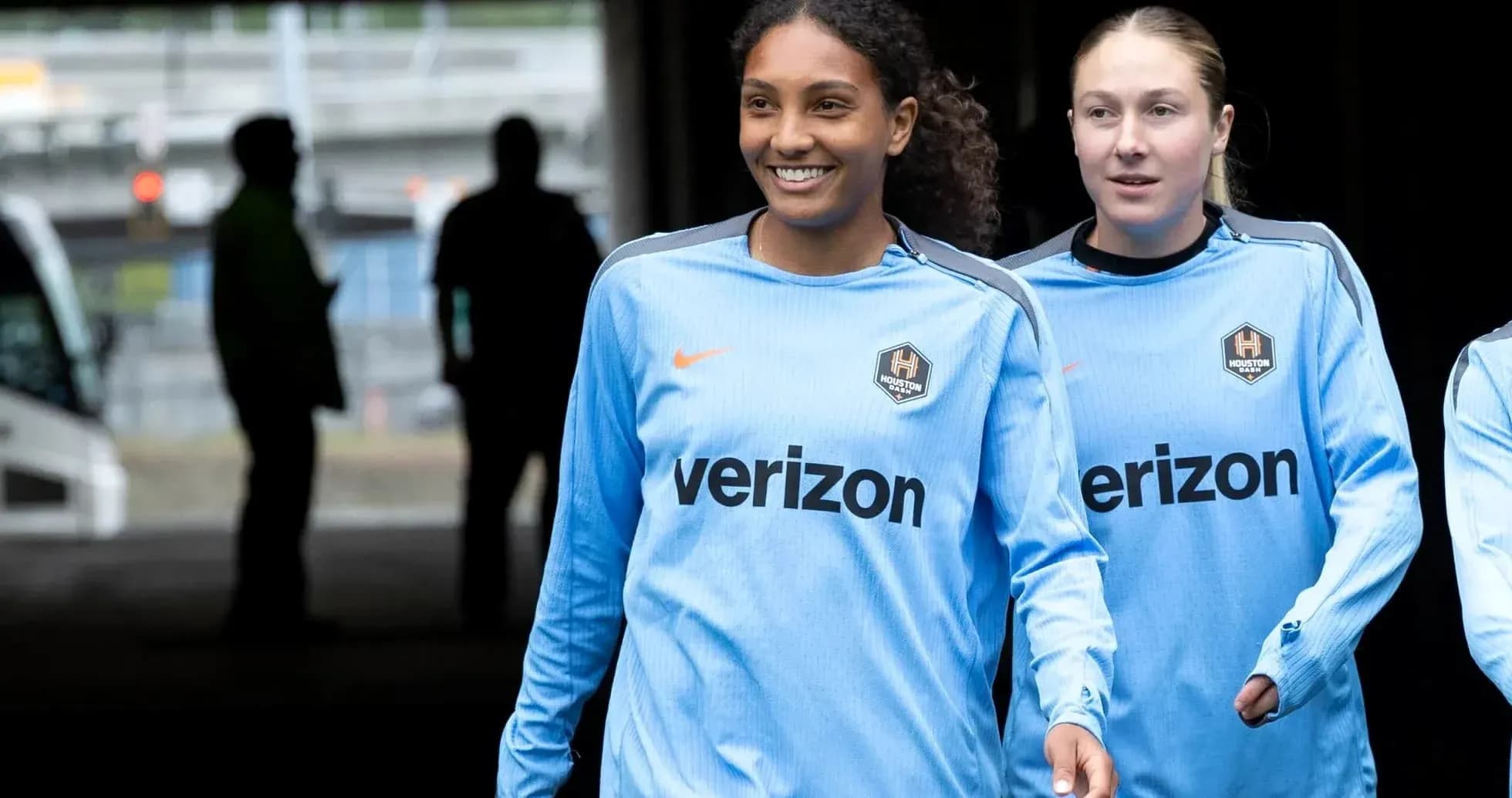 Jugadoras de Houston Dash entrando al campo