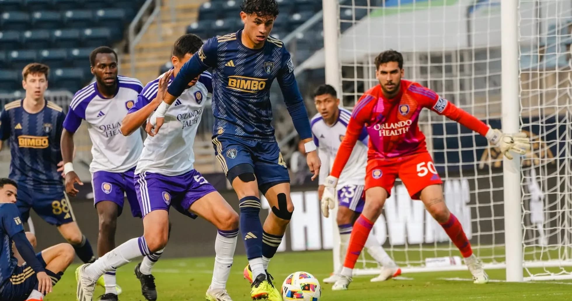 Jugadores de Orlando City II y Philadelphia Union II compiten