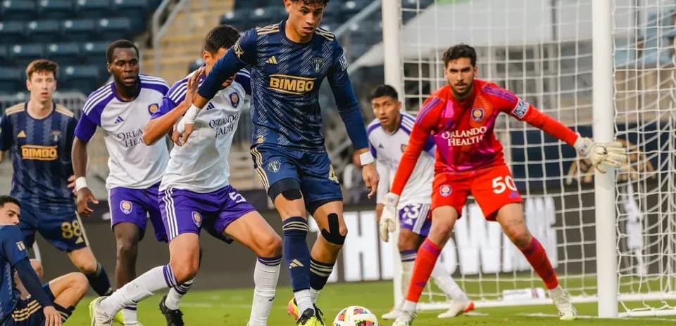 Jugadores de Orlando City II y Philadelphia Union II compiten