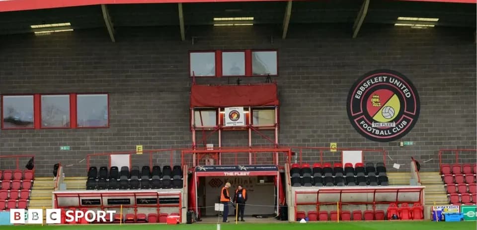 Estadio de Ebbsfleet United con espectadores en la entrada