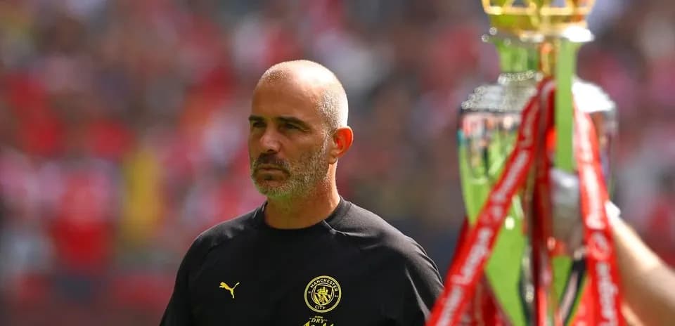 Entrenador de Manchester City junto a trofeo