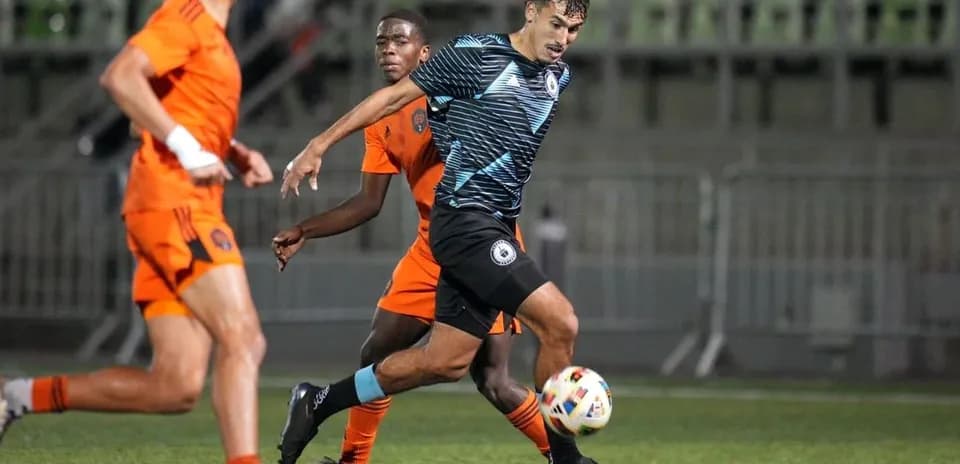 Jugadores en acción durante el partido de fútbol