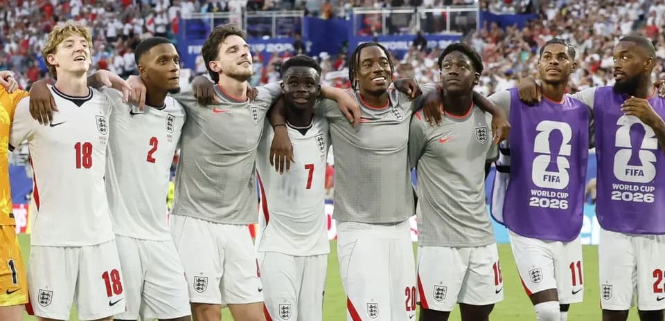 Jugadores de Inglaterra celebrando tras el partido