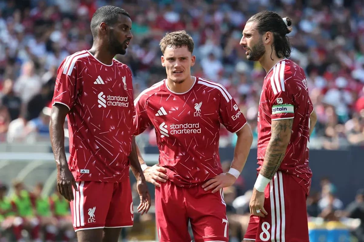 Jugadores de Liverpool discutiendo en el campo