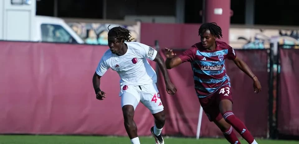 Jugadores corriendo durante el partido de fútbol