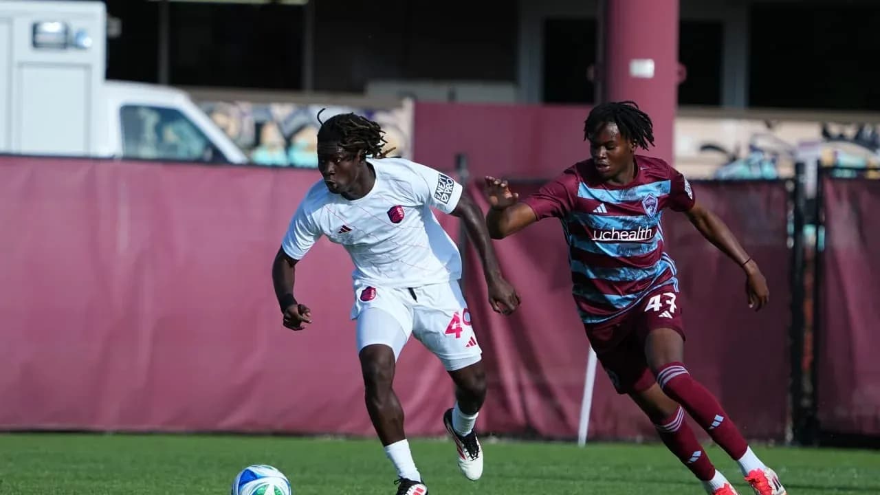 Jugadores corriendo durante el partido de fútbol
