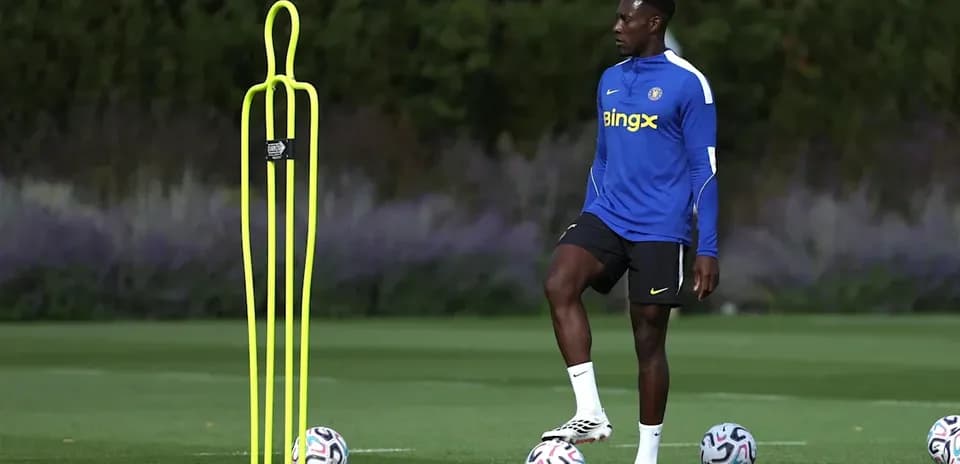 Jugador entrenando junto a conos de entrenamiento