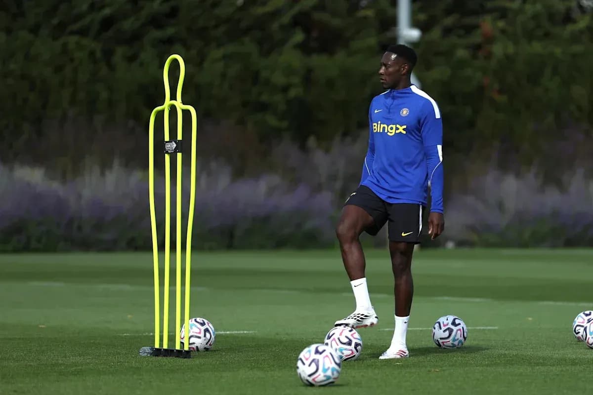 Jugador entrenando junto a conos de entrenamiento