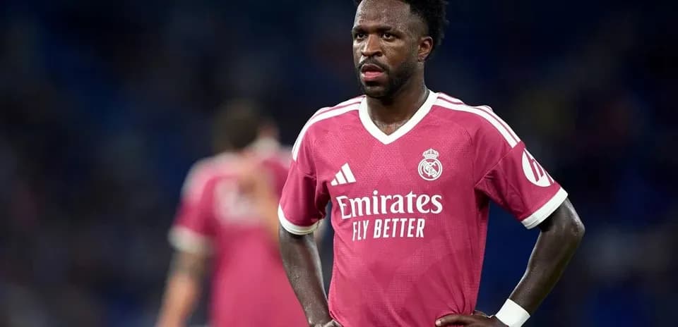 Jugador de Real Madrid en uniforme rosa en el campo