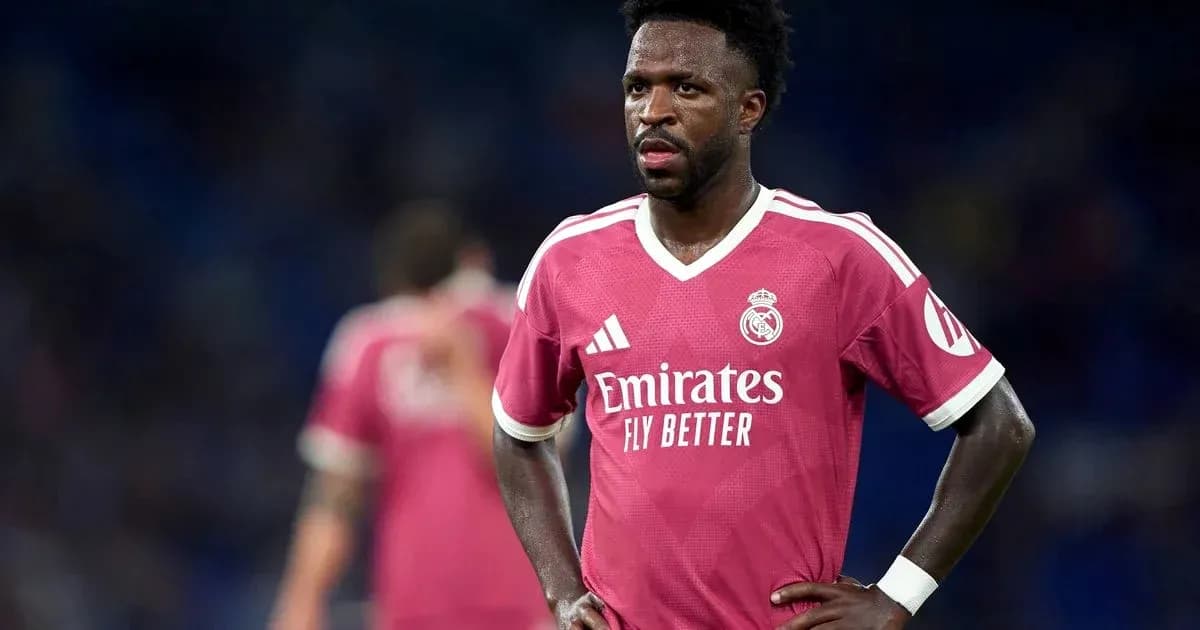 Jugador de Real Madrid en uniforme rosa en el campo