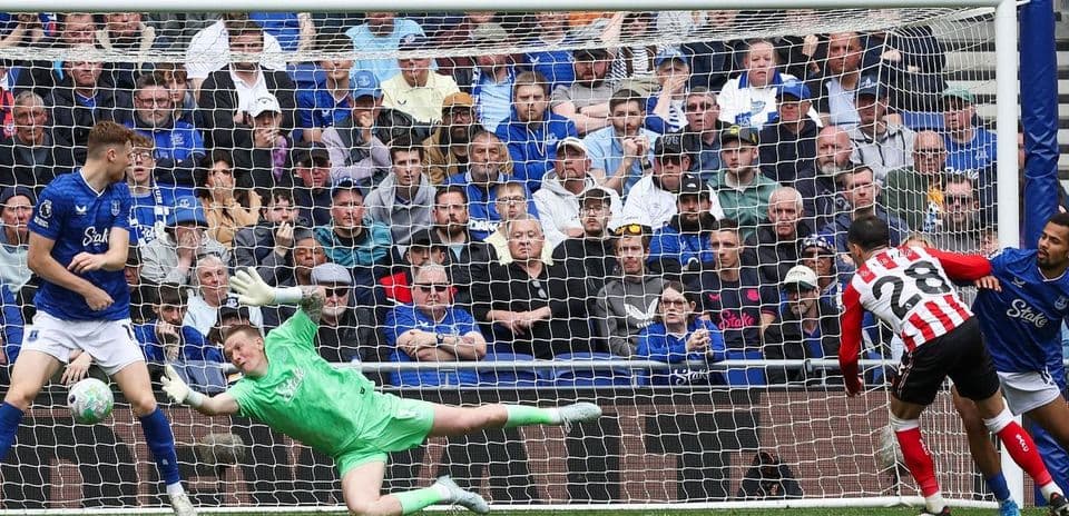 Jugador de Sunderland lanzando un penalti contra Everton
