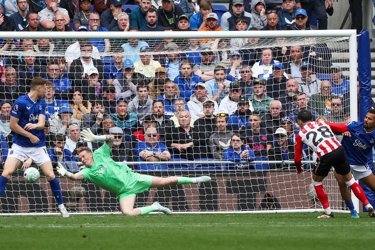 Jugador de Sunderland lanzando un penalti contra Everton