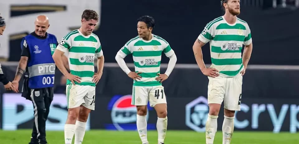 Jugadores de Celtic FC luciendo desanimados tras partido