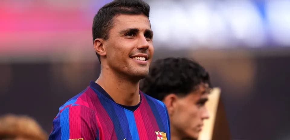 Jugador del FC Barcelona sonriendo durante la ceremonia