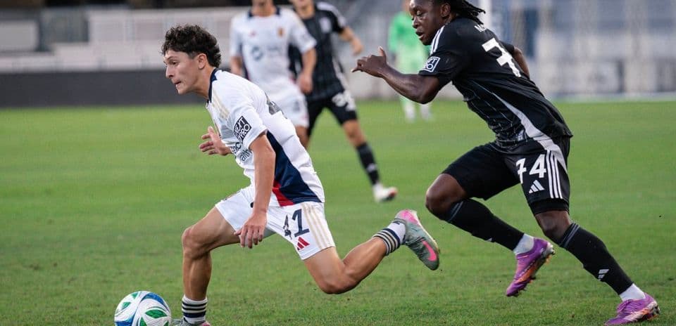 Jugador de Real Monarchs corriendo con el balón