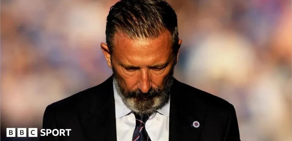 Entrenador con la cabeza agachada en un evento