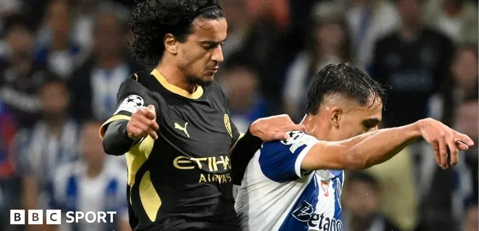 Jugador de Manchester City compitiendo por el balón