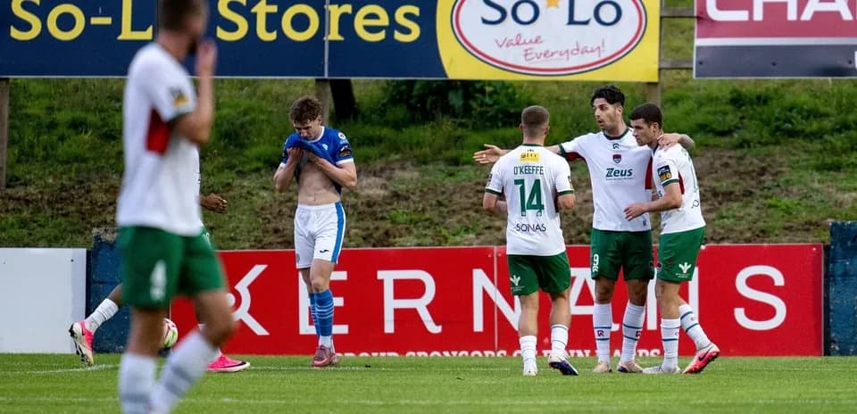 Jugadores celebrando un gol en el partido de fútbol