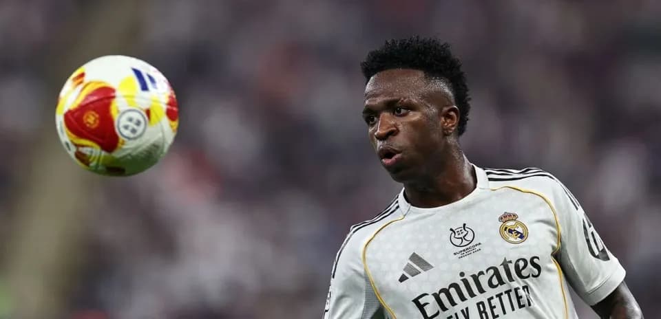 Vinícius Jr. controlando el balón durante un partido