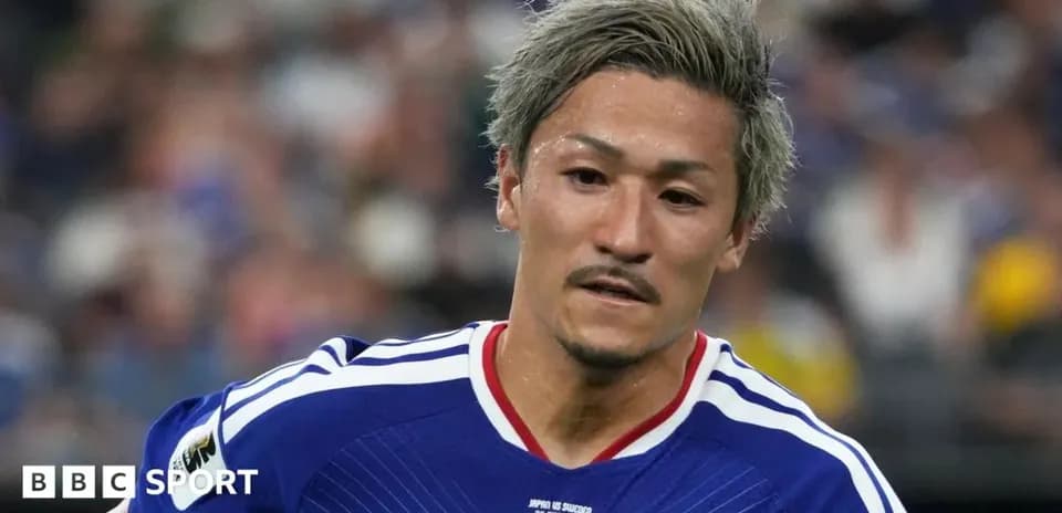Jugador japonés corriendo en el campo durante partido