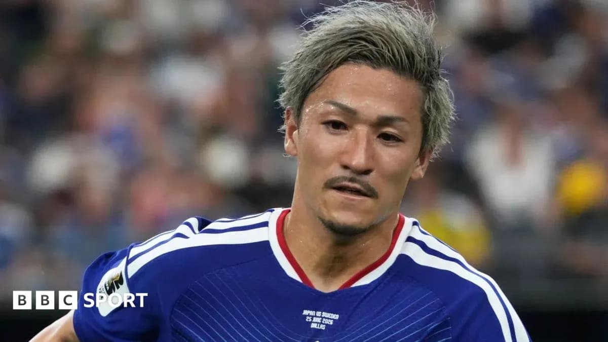 Jugador japonés corriendo en el campo durante partido