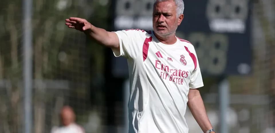 Entrenador dirigiendo sesión de entrenamiento en campo