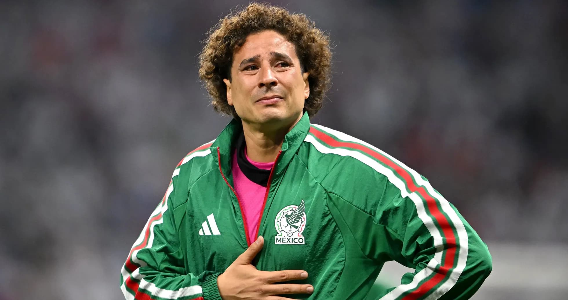 Jugador con chaqueta verde de México en el campo