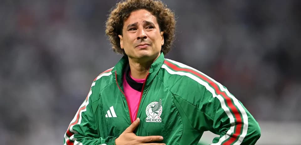 Jugador con chaqueta verde de México en el campo