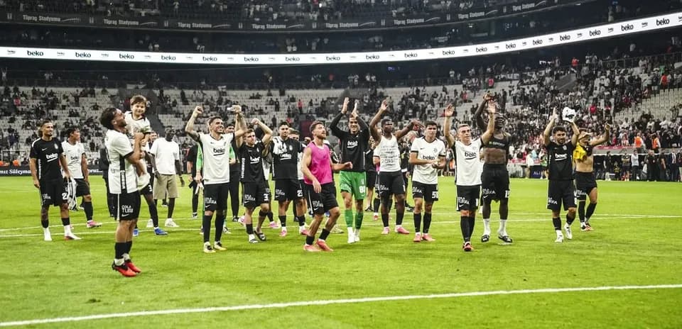 Jugadores de Beşiktaş celebrando en el estadio