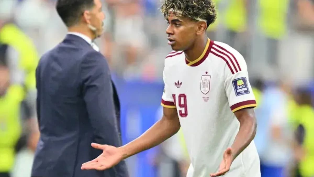 Jugador español discutiendo con el entrenador durante el partido