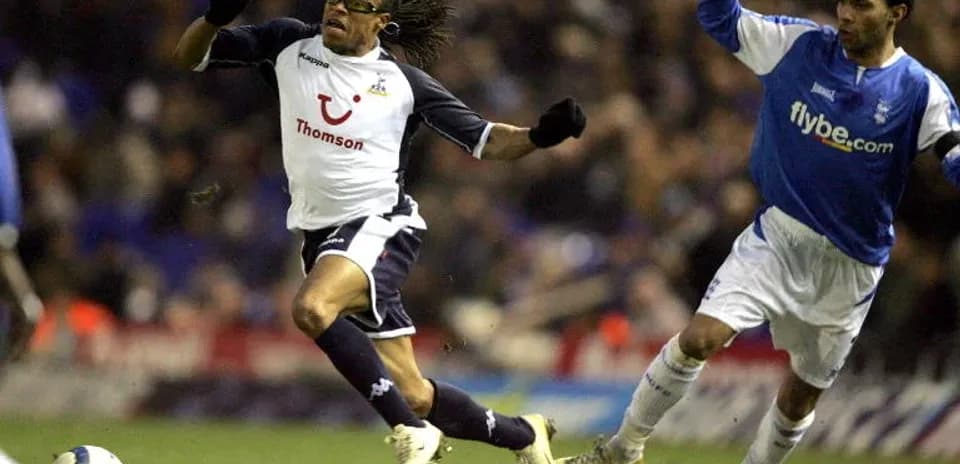 Jugador de Tottenham corriendo con el balón durante el partido