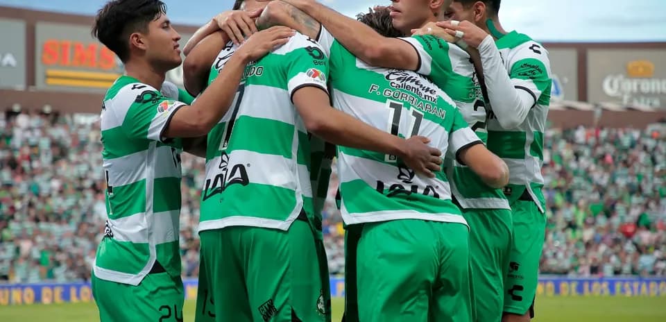Jugadores de Santos Laguna celebrando un gol