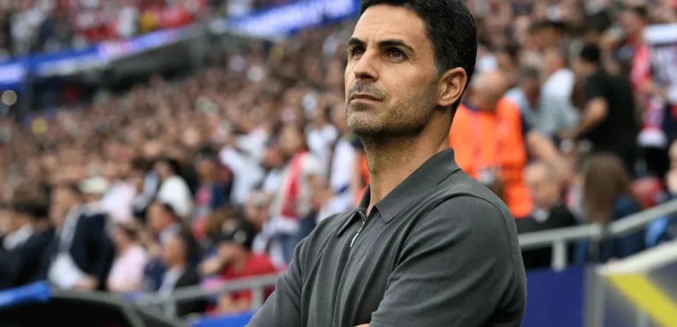 Entrenador observando el partido desde la línea lateral