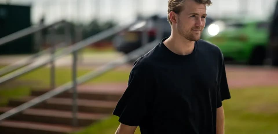 Jugador caminando por el campo de entrenamiento