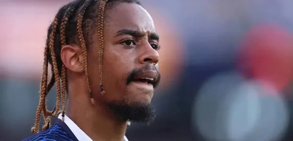 Jugador con trenzas durante un partido de fútbol