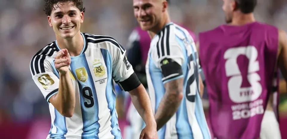 Jugador argentino celebrando con compañeros en partido