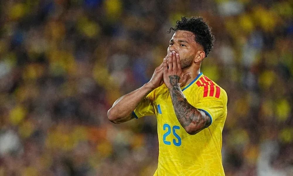 Jugador colombiano con camiseta amarilla en partido