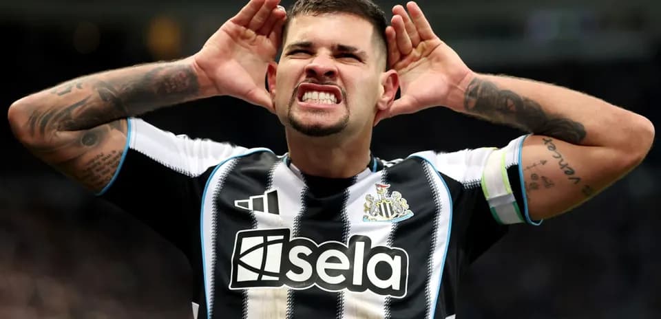 Jugador de Newcastle celebrando con las manos en las orejas