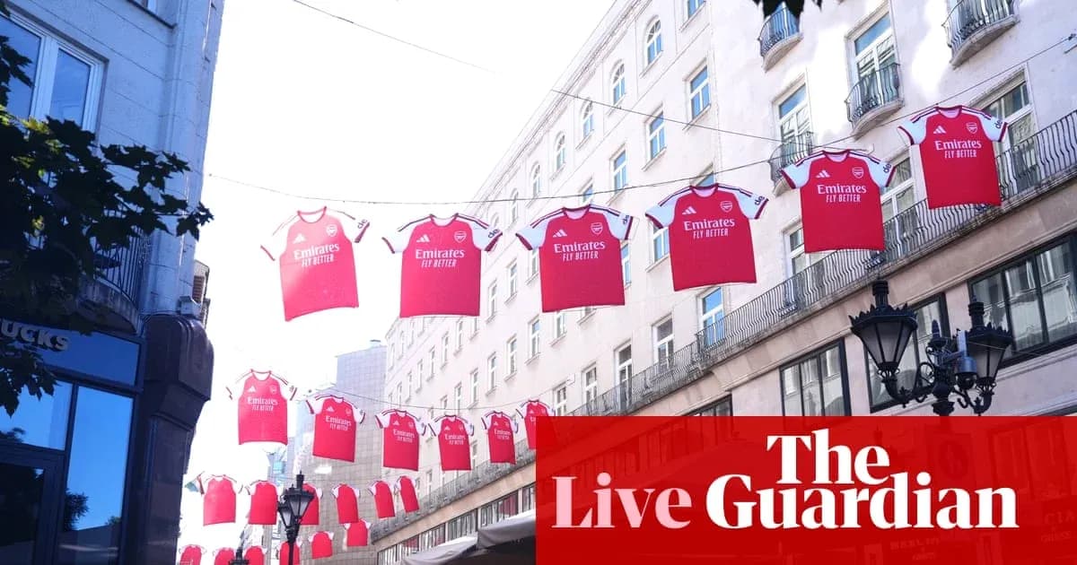 Camisetas del Arsenal colgadas en la calle