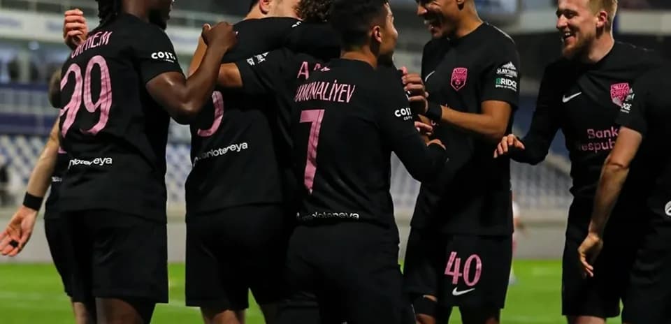 Jugadores de Sabah FA celebrando un gol
