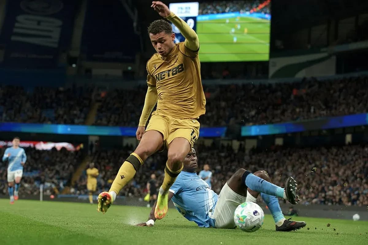 Jugador de Crystal Palace cae ante Manchester City