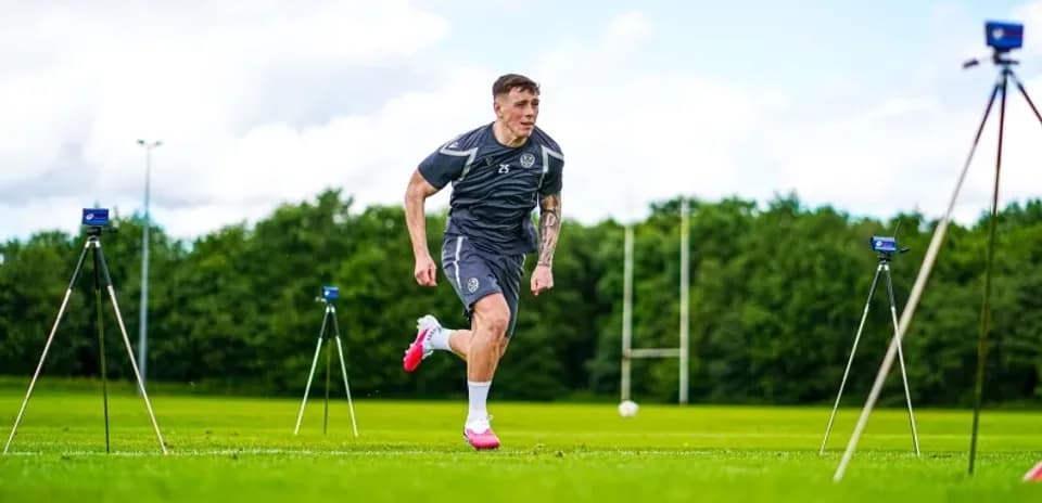 Jugador corriendo durante sesión de entrenamiento en campo