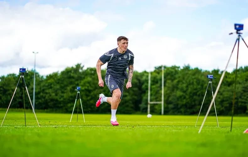 Jugador corriendo durante sesión de entrenamiento en campo