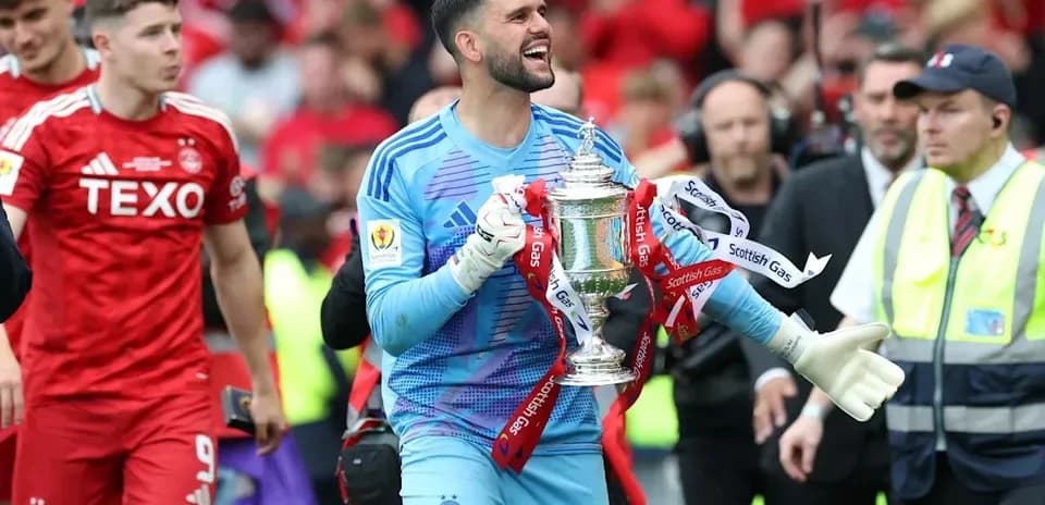 Portero levantando trofeo en celebración post-partido