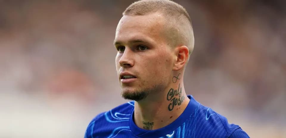Jugador en camiseta azul durante un partido
