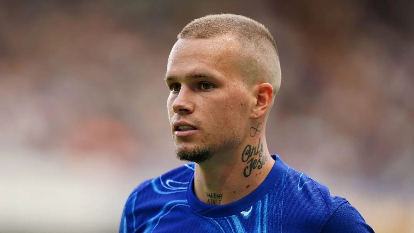 Jugador en camiseta azul durante un partido