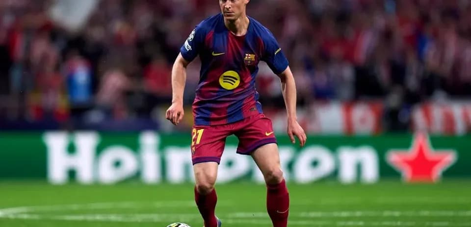 Jugador de Barcelona controlando el balón en el partido